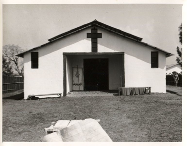 230196 Ingang van de nieuwe kerk te Shappa (Ethiopië)