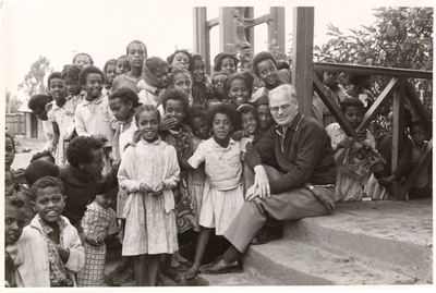320200 Pater P. Overheyden met schoolkinderen te Addis Abeda (Ethiopië)