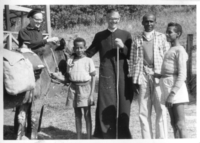 230202 Pater Antoon Ooms en (in het midden) Leo Dietvorst klaar om af te reizen naar een missiepost in de binnenlanden ...