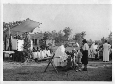 230219 Pater G. van Bakel gaat voor tijdens de Heilige Mis op Christus Koning te Madiun (Indonesië)