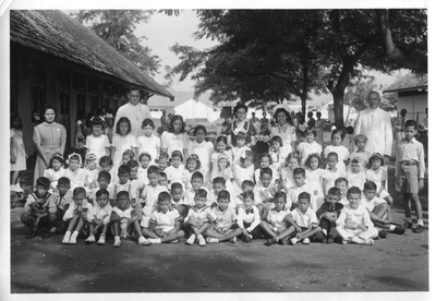 230221 Pater G. van Bakel met communicantjes na de viering in Ketabang te Madiun (Indonesië)