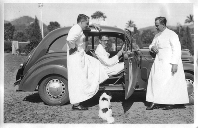 230222 Priesters met de nieuwe auto te Ketabang (Indonesië)