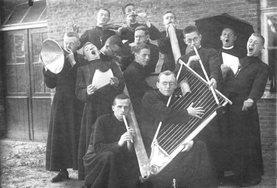 230230 Ludieke muzikale opvoering van studenten in het klooster te Helden-Panningen