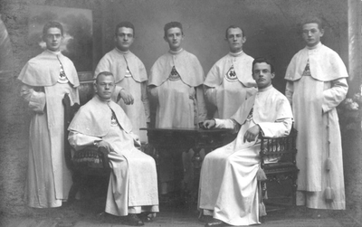 230252 Groepsfoto met Priesters van de H. Harten te Wernhoutsburg, bij Zundert