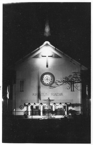 230266 Kerk, tijdens de inwijding, bij nacht te Ketabang Jakarta (Indonesië)