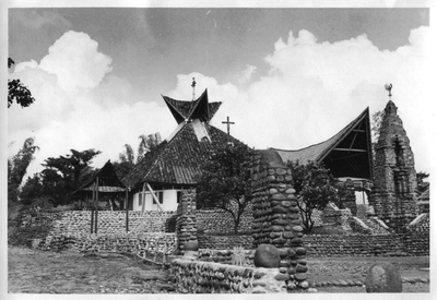 230270 Herstelde en vergrootte kerk in het bisdom Kedir op Java, het bedevaartsoord te Poh Sarang (Indonesië)