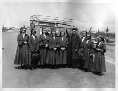 230272 Monseigneur Frans Janssen met zusters onderweg naar een missiepost (Ethiopië)