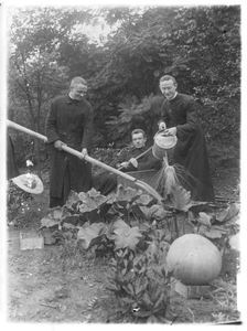 230294 Seminaristen werkzaam in de Oranje-tuin en de kwekerij te Helden-Panningen