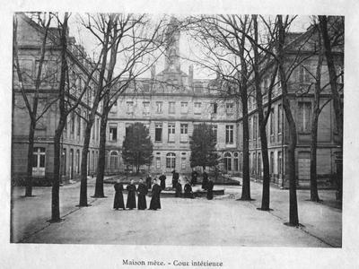 230299 Binnenplaats van het moederhuis der Lazaristen aan de Rue de Sévres te Parijs (Frankrijk)