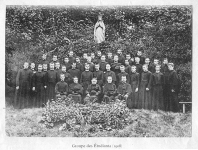 230301 Groep seminaristen van het moederhuis der Lazaristen aan de Rue de Sévres te Parijs (Frankrijk)