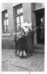 230332 Zusters van de congregatie Dochters van Liefde tijdens hun werkzaamheden in de buurten te Parijs (Frankrijk)