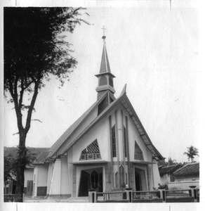 230348 Nieuwe kerk op Zuid-Sumatra te Rambang (Indonesië)