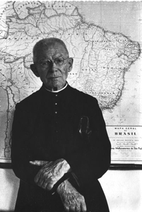230356 Pater Guilherme voor een landkaart van Brazilië te Caicó (Brazilië )