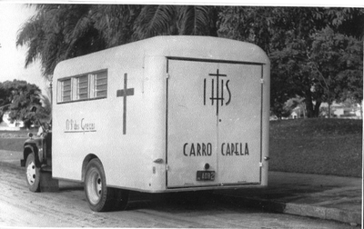 230357 Mobiele kapelwagen van de paters op weg naar de afgelegen missieposten (Brazilië)