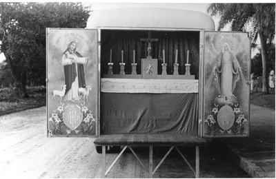 230358 Mobiele kapelwagen door de missiepater uitgeklapt voor de Heilige Mis (Brazilië)