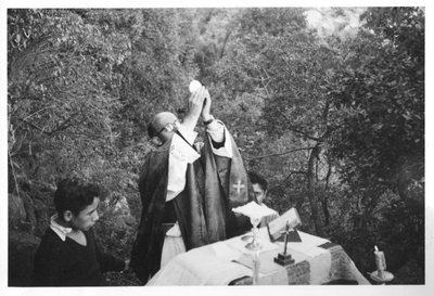 230360 Pater met enkele seminaristen in de bergen tijdens een Heilige Mis in de openlucht (Brazilië )