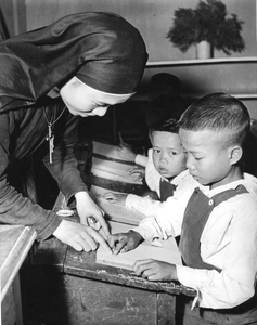 230365 Taiwanese zuster van de congregatie 'Dochters van Liefde' geeft kinderen onderwijs te Tapei, Taiwan (Republiek China)