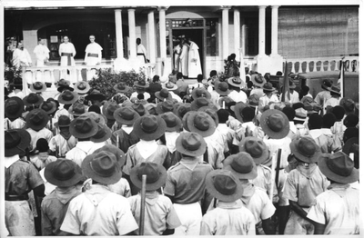 230376 Scouts staan te wachten om het Pauselijk legaat te ontvangen op de 'Dag van het Kind' te Kumasi (Ghana)