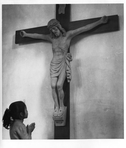 230396 Biddend meisje voor het kruisbeeld in de nieuwe kerk te Tien Mu (Taiwan)
