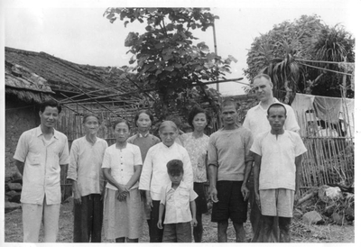 230398 Pater de Kort in een missiepost in de omgeving van Fou Cheng (Taiwan)