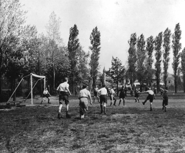 230440 Seminaristen voetbalwedstrijd in het Sint Vincentius seminarie te Wernhoutsburg
