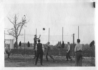 230442 Seminaristen volleybalwedstrijd in het Sint Vincentius seminarie te Wernhoutsburg
