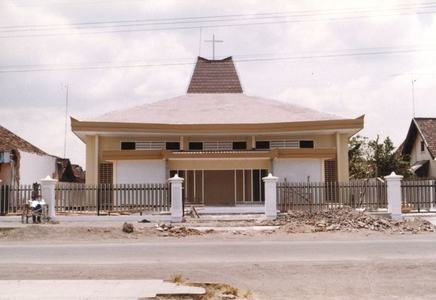 230461 De nieuwe Sint Hubertus kerk te Kertoseno, Zuid-Sumatra (Indonesië)