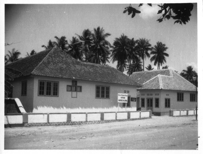 230465 Kerkgebouw en pastorie van de Lazaristen op Zuid-Sumatra (Indonesië)