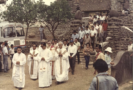230470 Monseigneur Klooster verlaat de kerk, aangewezen als bedevaartplaats, te Pohsarang (Indonesië )