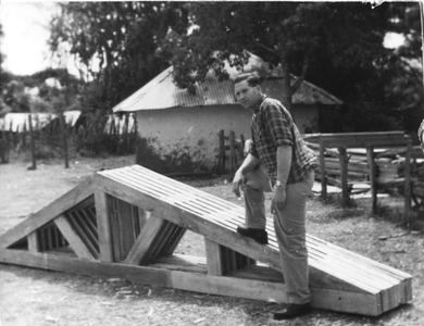230482 Broeder Willem Bervoets tijdens het maken van de houten spanten voor de kerk te Metcha (Ethiopië)