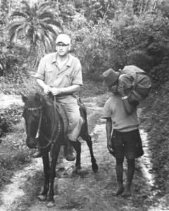 230485 Broeder Willem Bervoets op zijn pakezel en met hulp Kotsjito te Bonga (Ethiopië)