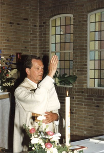230493 Pater P. IJlst geeft de zegen na het voltrekken van het huwelijk te Warnsveld