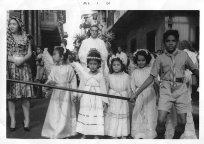 230497 Pater J. Hoogenboom tijdens de Heilig Hart processie (Panama)
