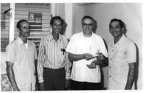 230499 Pater J. Hoogenboom met enkele medewerkers van het ziekenhuis (Panama)