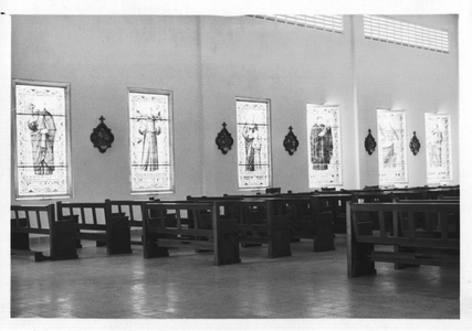 230505 De glas in lood ramen met kruisweg-staties uit Italië in de nieuwe kapel te San José (Panama)