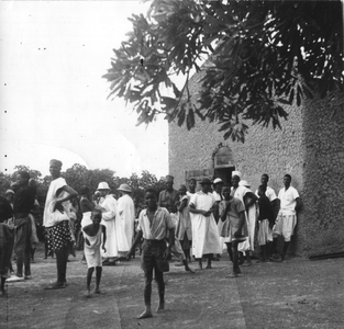 140013 Kerkgangers verlaten de kerk na een eucharistieviering te Bamako, Mali
