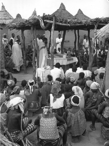 140022 Openluchtmis bij een kleine christlijke gemeenschap van het San-volk in Mali