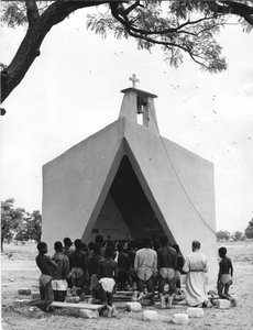140027 Missionaris houdt met bewoners het Gebed van de Armen in een kapel te Boven Volta, Burkina Faso