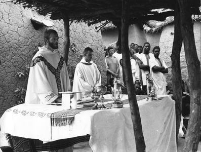140039 Een eucharistieviering in de openlucht met dorpsbewoners in Afrika