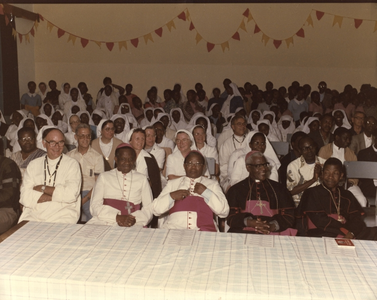 140040 Bisschoppen, paters, zusters en leken bijeen tijdens een congres in Afrika