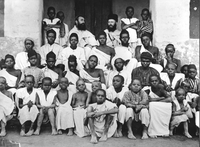 140041 Mongseigneur Livinhac (l) en pater Girault (r) starten hun eerste missie met catechumenen te Kamoga in Tanganyka ...