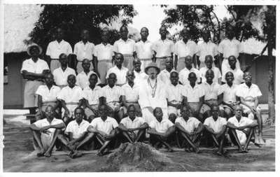 140045 Pater Jan Aarts te midden van zijn leerlingenklas in de missie van Bunia in Congo