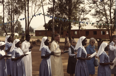 140047 Pater Kees Akkermans bij de viering van het 25-jarig bestaan van diocees Rulenge in Tanzania