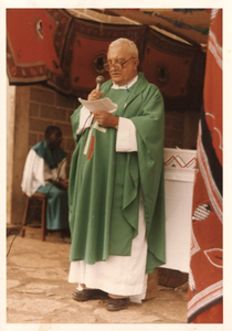 140057 Pater Nico de Bekker houdt een preek tijdens het Catechistenjubileum te Bukumbi in Tanzania