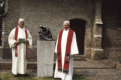 140061 Pater Wim Boenders naast het monument van de Barmhartige Samaritaan bij de Sint Annakapel in Breda