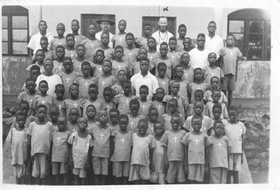 140069 Pater Harrie Brockhus (met kruisje) met leerlingen van de plaatselijke missieschool te Kabanga in Tanzania