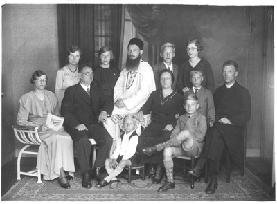 140070 Studiofoto van pater Thijs Brockhus met zijn ouders, broers en zussen bij gelegenheid van zijn priesterwijding