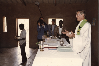 140080 Pater Henk Buijs draagt een mis op in de missiepost te Kapepe in het district Katete, Zambia