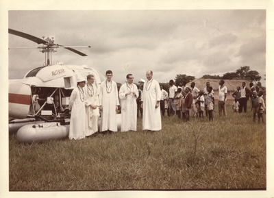 140091 Pater Fons Cox met paterstudenten na een helicopter-noodlanding op het voetbalveld van Uondola, Zambia