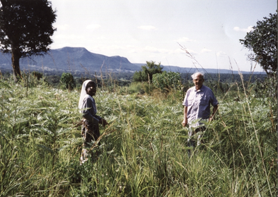 140092 Pater Fons Cox met een Afrikaanse zuster op een akker in Zambia